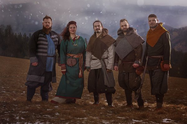 Valar - Groupe de personnages en costumes médiévaux sur un champ enneigé dans la nature.