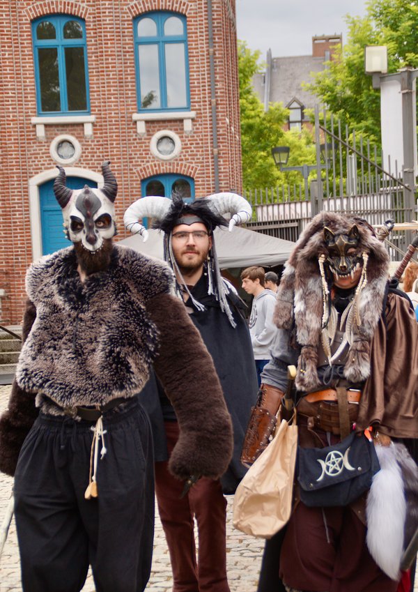 Trois participants costumé·e·s en créatures fantastiques au festival Trolls & Légendes.