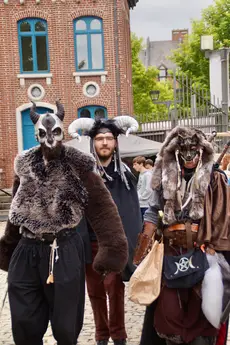 Trois participants costumé·e·s en créatures fantastiques au festival Trolls & Légendes.