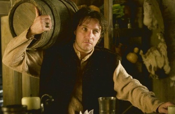 Alain CHAPUIS - Un homme du Moyen Âge dans une taverne avec un tonneau sur l'épaule