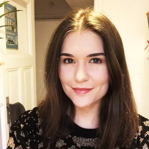 Anaïs EUSTACHE - Portrait souriant avec un fond lumineux et chaleureux