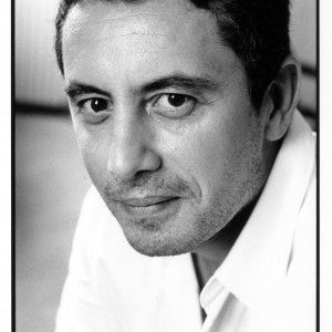 Fabrice ANGLERAUD - Portrait monochrome d'un homme au regard expressif.