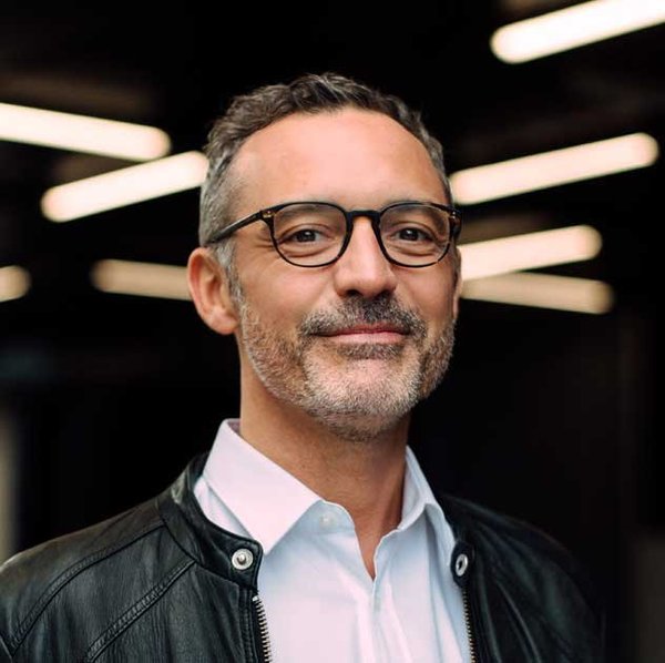 Arthur DE PINS - Portrait d'un homme au sourire confiant et à l'élégance moderne.