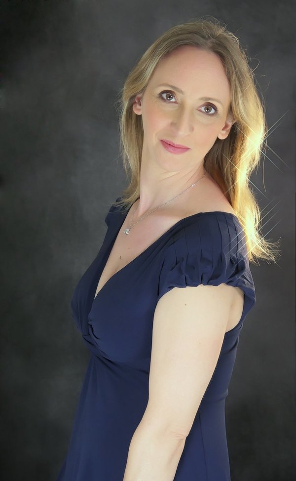 Eva DE KERLAN - Élégance intemporelle : un portrait féminin captivant en bleu nuit