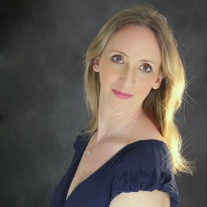 Eva DE KERLAN - Élégance intemporelle : un portrait féminin captivant en bleu nuit