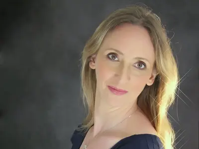 Eva DE KERLAN - ĂlĂ©gance intemporelle : un portrait fĂ©minin captivant en bleu nuit