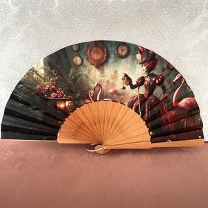 Éventail décoré: dame masquée victorienne, flamants roses, horloges et jungle mystique.