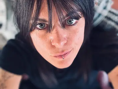 Dana DIMAT - Regard perçant : portrait rapproché d'une femme au piercing labret