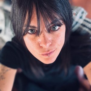 Dana DIMAT - Regard perçant : portrait rapproché d'une femme au piercing labret