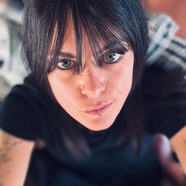 Dana DIMAT - Regard perçant : portrait rapproché d'une femme au piercing labret