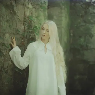 Sylvaine - Femme mélancolique dans un sanctuaire naturel ancien