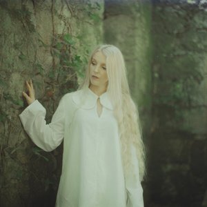 Sylvaine - Femme mélancolique dans un sanctuaire naturel ancien