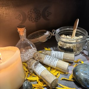 Bougie, fioles d'herbes, fleurs sèches et pierres sur fond mystique pour Trolls & Légendes