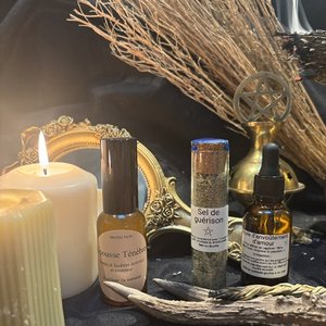 Autel ésotérique avec bougies, herbes, flacon d'huile, sel de guérison et pentacle.