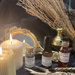 Autel ésotérique : bougies, miroir doré, fioles, poudre, encens et branche décorative