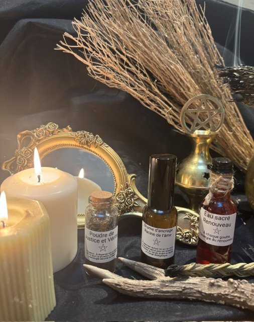Autel ésotérique : bougies, miroir doré, fioles, poudre, encens et branche décorative