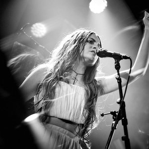 Kalandra - Sublime performance en noir et blanc : l'émotion de la scène musicale