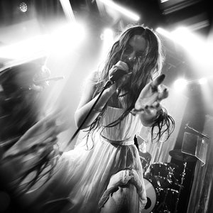 Kalandra - Concert envoûtant : la magie d'une performance captivante en noir et blanc