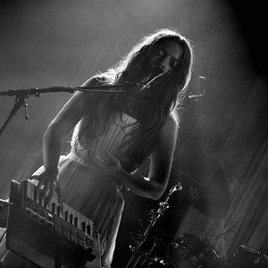 Kalandra - Fusion de sons : une performance captivante en noir et blanc