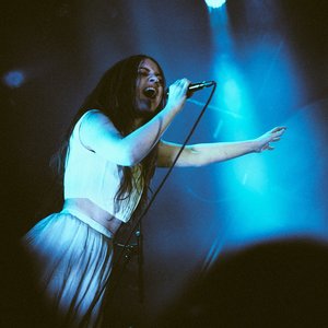 Kalandra - Performance envoûtante sur scène sous des lumières bleues scintillantes