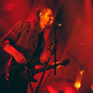 Kalandra - Concert passionné sous les lumières rouges de la scène