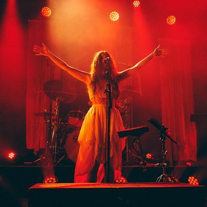 Kalandra - "Performance Éblouissante sous les Lumières Rouges"