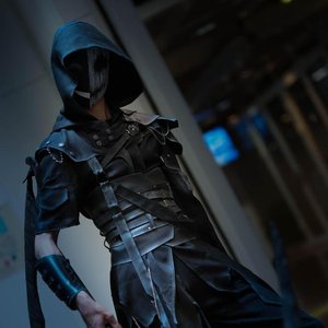 Eva DE KERLAN - Le mystère d'un héros masqué en armure sombre