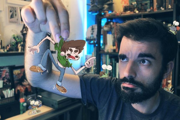 . - Un personnage animé en action dans la main d'un artiste perplexe et amusé.