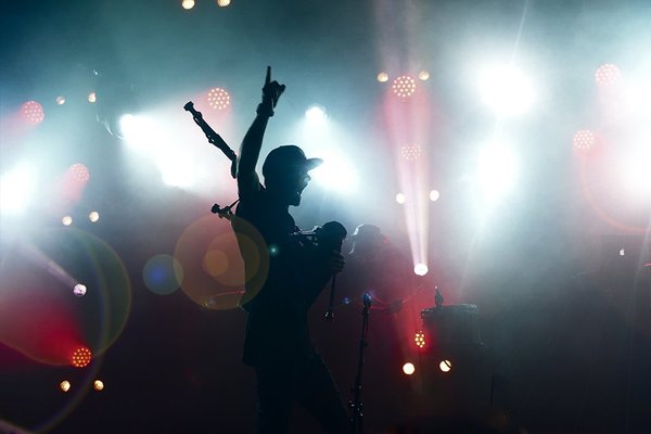 The Sidh - Artiste en pleine performance sous les lumières éclatantes du concert