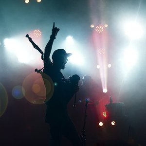 The Sidh - Artiste en pleine performance sous les lumières éclatantes du concert