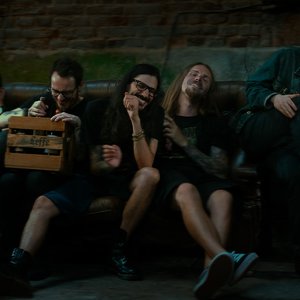 Blood of the Green - Une soirée conviviale entre amis dans un décor rustique et détendu.