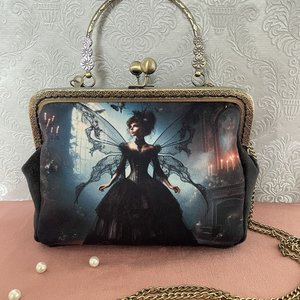 Sac à main vintage noir avec illustration d'une fée gothique aux ailes translucides.