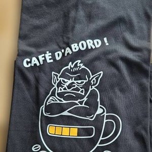 T-shirt noir avec troll grognon dans une tasse et texte «Café d'abord! Sympathie ensuite!»