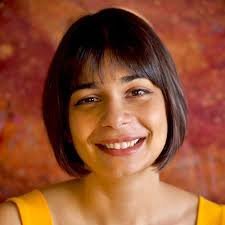 Tashan MEHTA - Portrait d'une femme au carré et au sourire chaleureux