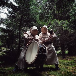 Tabernis - Rythmes mystiques dans la forêt : un duo envoûtant au tambour