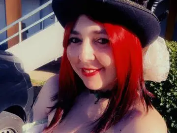 Elisabeth GUILLOT - Costume coloré et élégant avec un chapeau steampunk original.