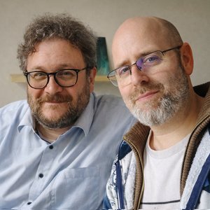 Guillaume Et Rémi ALBIN ET HOFFMANN - Portrait amical de deux hommes souriants dans un cadre détendu.