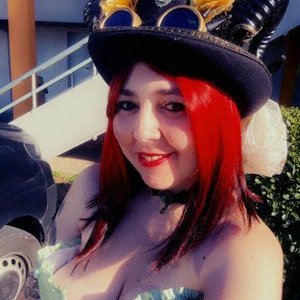 Elisabeth GUILLOT - Costume coloré et élégant avec un chapeau steampunk original.