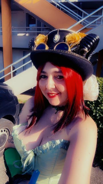 Elisabeth GUILLOT - Costume coloré et élégant avec un chapeau steampunk original.